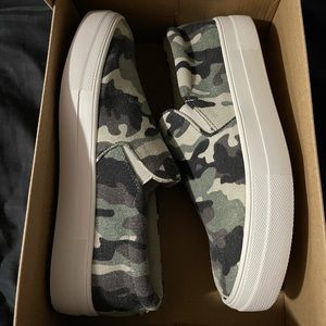 ⭐️ SALE ⭐️ NWOB Steve Madden Gills Camo